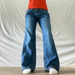 Lågmidjade blåa jenas - Snygga lågmidjade jeans! Midjemått 88 innebenslängd 76