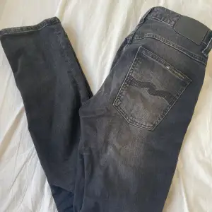 Snygga nudie jeans i svart grå färg, mid Rise och inte jätteanvända Nypris 1099, säljer för 500 klicka inte på köp direkt! De är lite för långa på mig och jag är 160 typ. Kan mötas upp i Stockholm annars får du betala frakt