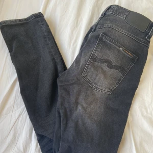 Nudie Jeans - Snygga nudie jeans i svart grå färg, mid Rise och inte jätteanvända Nypris 1099, säljer för 500 klicka inte på köp direkt! De är lite för långa på mig och jag är 160 typ. Kan mötas upp i Stockholm annars får du betala frakt