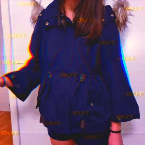 Parka / Jacka från Zara - Supersnygg höstjacka, med avtagbar luva. Man kan även separera fuskpälsen från själva luvan. Unikt med parkan är att fodret på insidan går att ta av, så blir den anpassningsbar till alla väder!