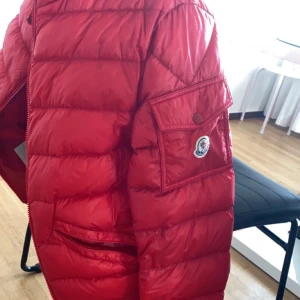 Moncler dunjacka M  - Säljer min jacka pga att jag har tröttnat på den, den är väldigt fint skick förutom en liten skada på höger axeln och säljer den därför väldigt billigt. Finns i Karlstad 