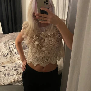ZARA Topp - Säljer denna fina ZARA spetstoppen. Storlek S. Säljer för 180kr men pris kan diskuteras💕 Hör av er vid frågor! Köparen står för frakten.
