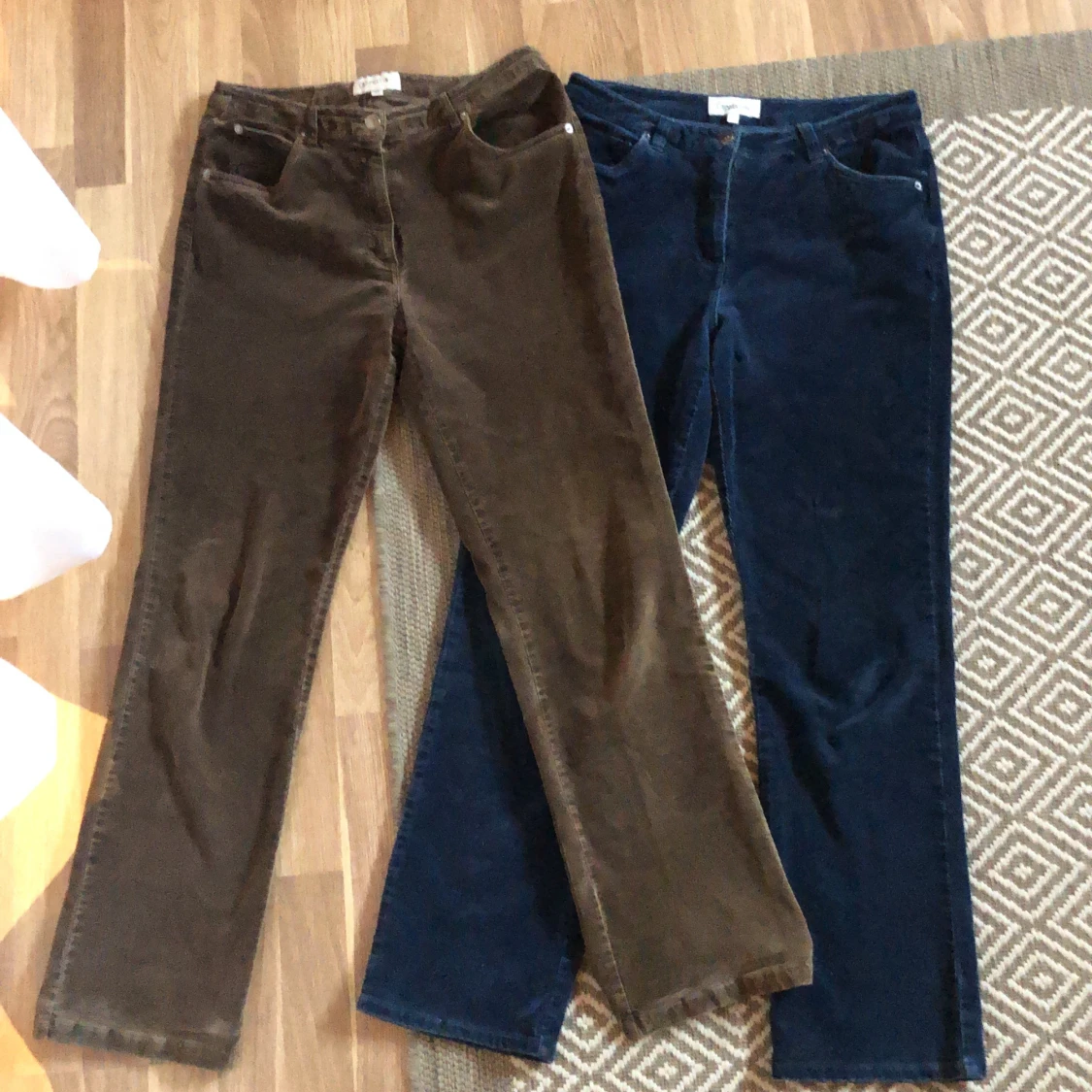2 par manchesterbyxor från Cappuccino.  - 91