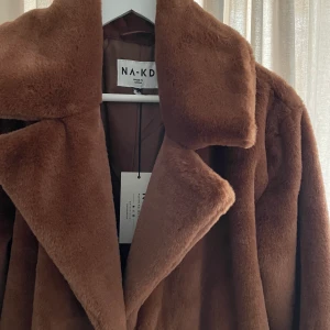 Faux fur coat  - Den mjukaste, varmaste och finaste kappan! Helt oanvänd. Ganska stor i storleken, beroende på hur man vill ha den! Nypris ca 1099:- 