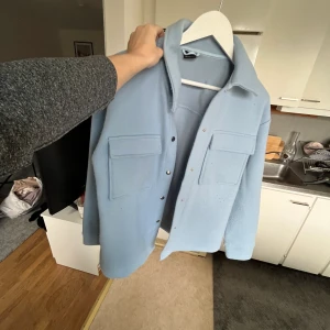 Blå kappa från Gina 💙 - Storlek 36, så mjuk och skön. I jättebra skick.