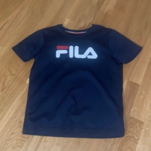 Fila tröja 152-160 xs  - Tröjan är bekväm stretchig och kan användas i vanliga sammanhang eller träning 