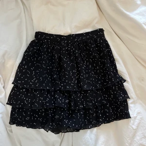 Volang kjol - Vin volang kjol från Zara. Svart med vita små prickar, storlek xs