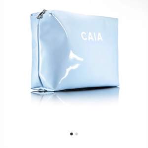 Säljer denna helt nya CAIA necessären (FITS ALL BLUE BAG)💙 fick den idag och är oöppnad!🫶nypris 250kr!