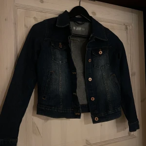 Jeans jacka  - Storlek 152, passad xxs. Aldrig använt