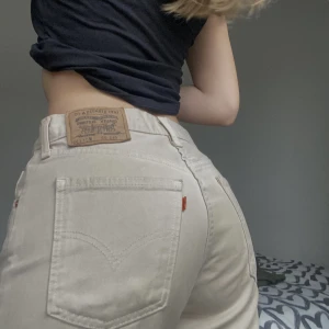 Vintage Levi's Jeans - Ett par jättesnygga vintage Levi's jeans som jag inte använder längre. Väldigt populära, low waist och slouchy passform!