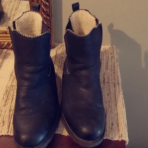 Vinterskor  - Ett par vinterskor, använda men i väldigt gott skick. Smala i modellen.