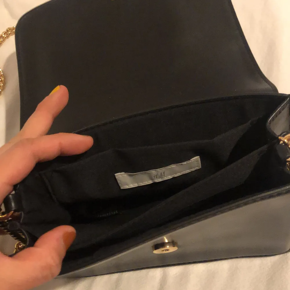 20x16 cm svart handväska från hm.. Väskor.