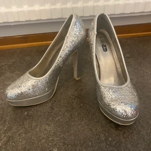 Klackskor - silver  - Klackskor i silver glitter. 