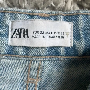 Zara jeans - Inte använda mycket kanske 3-4 gånger och ser utt som ett par nya! Jag har vikt upp jeansen vid benen så att de inte skulle släpa marken. Jeansen passar för någon som är runt 160 cm lång!