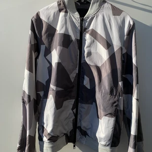 J.Lindeberg Regnjacka - Säljer min väldigt fina regnjacka. Är i jättefint skick och är knappt använd. Köparen står för frakt!