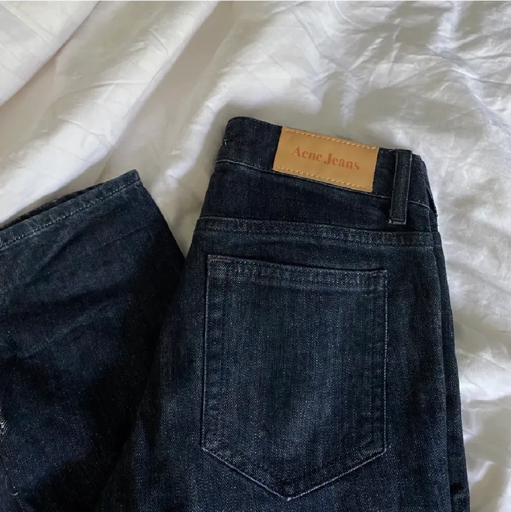Fina lågmidjade jeans ifrån ACNE med slits längst ner på benen! Storlek 27/34💖. Jeans & Byxor.