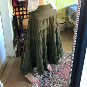 Grön maxikjol  - Grön maxikjol köpt secondhand! Hmu om du är intresserad! Frakt tillkommer ♥️♥️