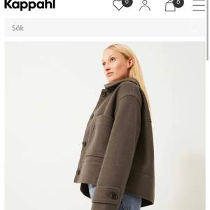 Säljer denna sjukt snygga jacka ifrån Kappahl som är helt slutsåld på hemsidan. Jag köpte dubbla storlekar så bara därför jag säljer en utav dom. En helt perfekt höst jacka!!