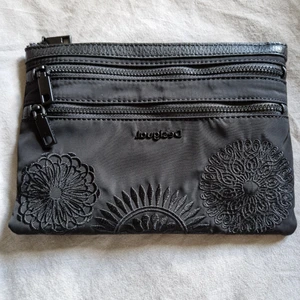 Desigual  - Svart plånbok Mått 22×15 Mycket fint skick 