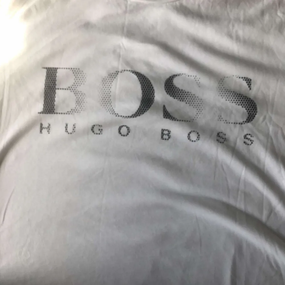 Det här är en Hugo Boss t-shirt som jag köpte längesen men använder inte den just nu så varför inte sälja den.. T-shirts.