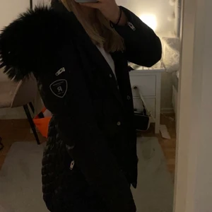 Rock and blue jacka - Säljer min svarta rockandblue jacka med äkta päls pga det inte är min stil längre. Andvänt fåtal gånger, toppenskick. Skriv om gler bilder 