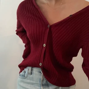 Röd kofta  - Supersöt kofta i rött köpt i vintagebutik i Paris❤️ Stor och bekvämt material