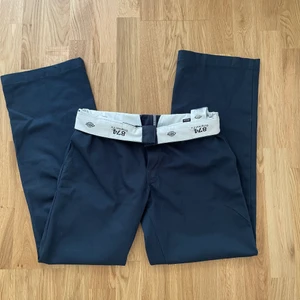Dickies byxor - Säljer dessa jättefina populära byxorna från dickies, älskar dom men sitter inte i den längden jag vill ha 😓 De sitter precis på mig vid skorna (jag är 175💓) Dom är väldigt mörkblåa så dom ser nästan svarta ut! Som nya, ditt bud+ frakt 💕
