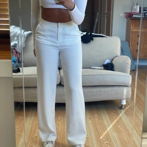 Vita kostymbyxor  - Använder aldrig, som nya. Är 169cm och vanligtvis storlek 36-38 men dessa i 34 passar passar också💓 