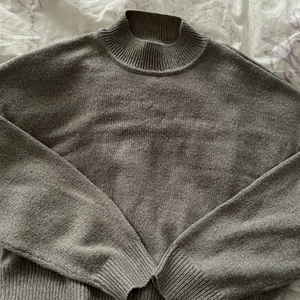 Stickad tröja - En jätte fin stickad tröja från hm köpt för ganska länge sen men sällan använd! Den är jette skön. 80kr + frakt=146. Om det är fler som vill ha den så får ni buda högst får den. Hoppas ni vill köpa😍