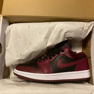 Jordan 1’s low beetroot - Säljer mina låga jordan 1’s, de är använda men är fortfarande i fint skick! Skriv för mer bilder/info❤️ (lite små i storleken)