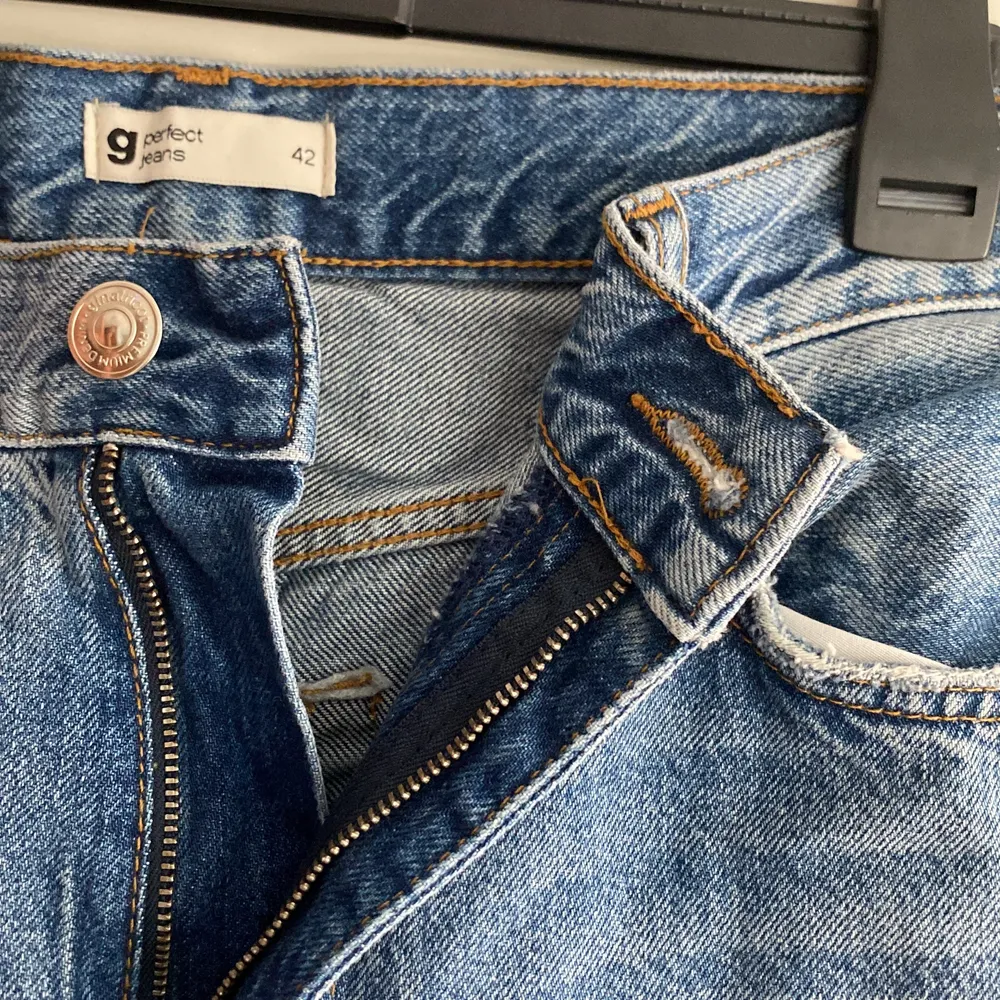 Knappt använda raka jeans som passar till allt och är väldigt sköna!. Jeans & Byxor.