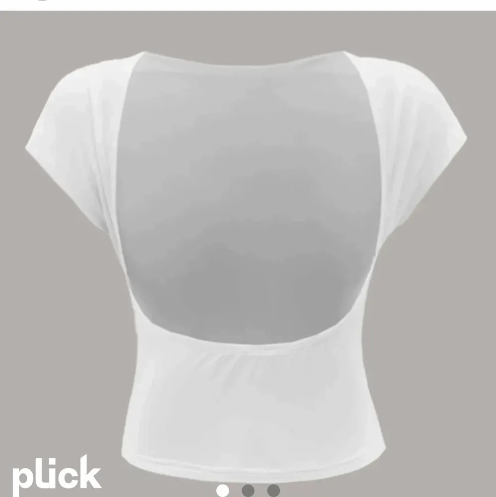 Säljer denna vita topp med öppen rygg då jag inte får någon användning av den. Aldrig använd oxh köpt för 2 månader sen.. T-shirts.