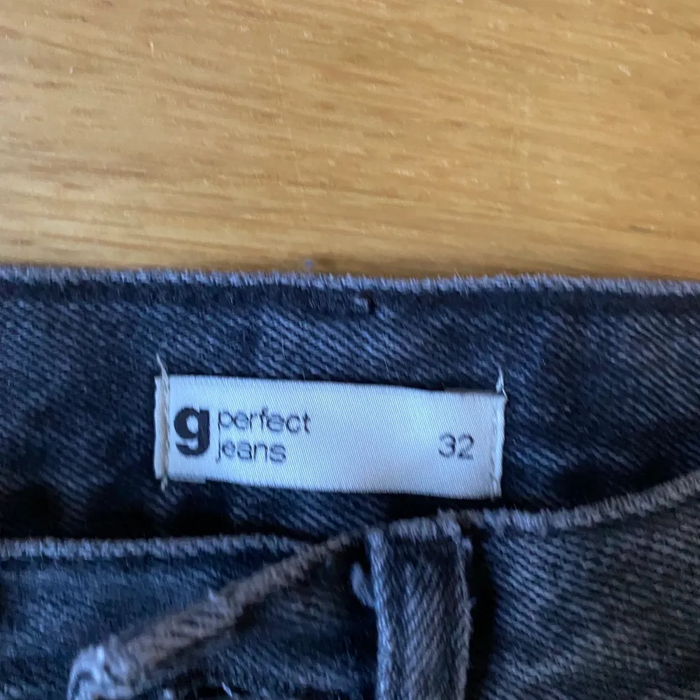 Superfina och sköna Gina jeans i strl 32 . Säljer då de tyvärr är för små men superbra kvalite!💕 de är inte högmidjade utan sitter under naveln så mellan högmidjat och lågmidjat😊 skickar spårbart. Skriv vid frågor eller för att lägga ett pris 😊. Jeans & Byxor.