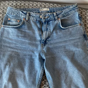 Utsvängda byxor, GinaTricor, 40 - Perfekt långa utsvängda byxor men ”fransar” i slutet!🥹 Sitter medelhögt i midjan i den mest perfekta blåa färgen!!  Kund står för frakt🦋