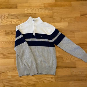 Tommy Hilfiger Half Zip - Använd samt tvättad. Köparen står för frakt. Priser kan diskuteras.