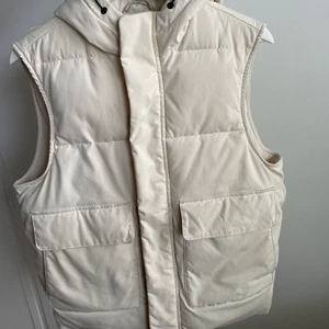 Väst - Hej, säljer en väst från Zara som är väldigt fräsch. Det är en herr väst. Den har inga skador eller så.