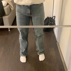 Gråblå jeans - Superfina midrise jeans som passar S möjligtvis en liten M. I stort sett aldrig använda av mig då de är för små. Priset går att diskuteras.