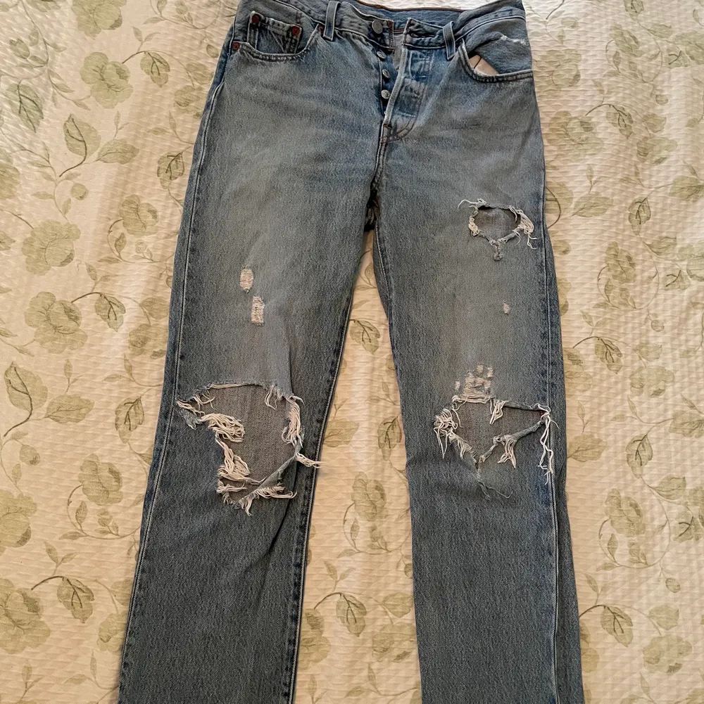 Snygga, slitna Levis jeans i modellen 501. Storlek w25 l28, mycket bra skick. Kan mötas upp eller frakta . Jeans & Byxor.