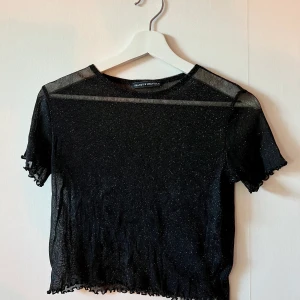 Glittrig topp - Glittrig transparent topp. Oanvänd!