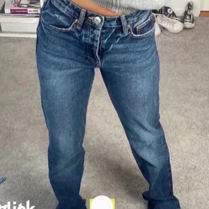 Mid rise jeans Zara - Säljer mina svin snygga mid rise jeans, dom är väldigt populära, storlek 34 o passar mognar i längden som är 170, lånade bilder, skriv för egna, pris kan diskuteras ❤️