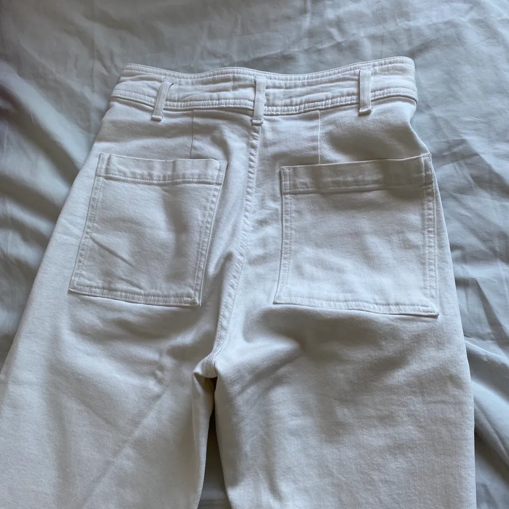 Vita jeans från Zara i storlek 38. Högmidjade, utsvängda nertill. I fint skick!. Jeans & Byxor.