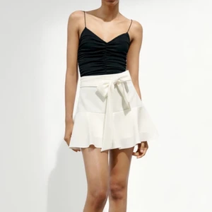 Volangkjol  - Säljer min volangkjol från zara för att den inte kommit till användning. Den är i nyskick, lappen är kvar. Det finns inbyggda shorts, skulle säga den är true to size!!!  Skriv för fler bilder