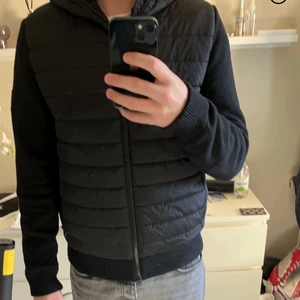 J Lindberg hybrid jacka  - Tja!  Säljer min j lindberg hybrid jacka då jag inte använder den. Den är fåtalet gånger använd så i nyskick!  Nypris är 2595:-