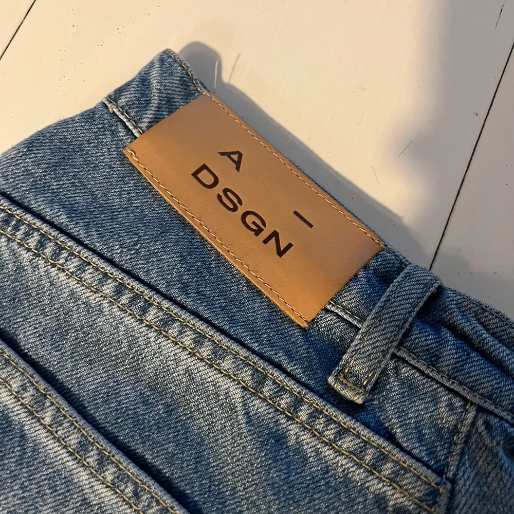 Säljer dessa super snygga jeans från a-dsgn då de inte passar mig. Är i fint skickt ❤️  Nypris 699:-. Jeans & Byxor.