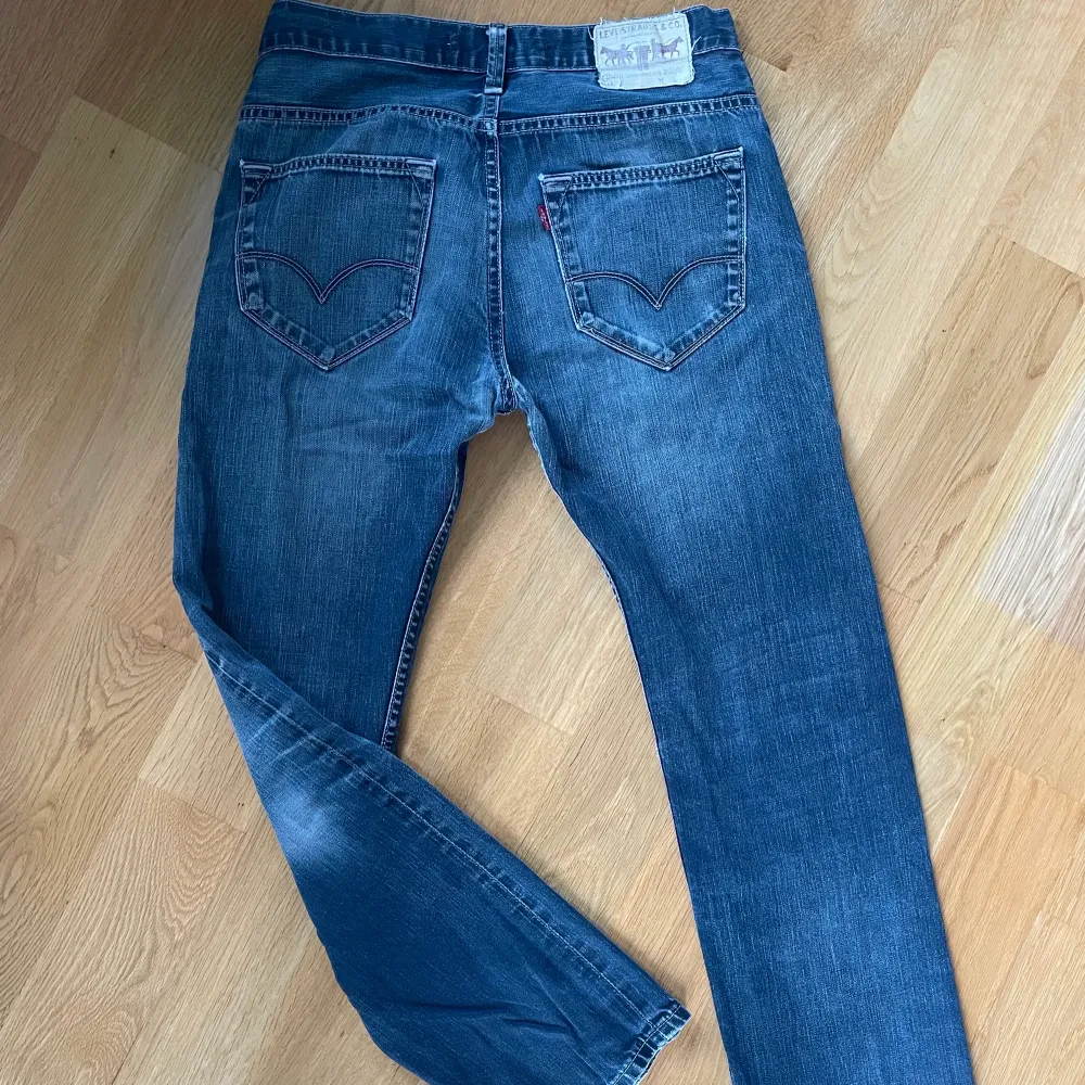 Levis-jeans i modellen 504 straight. De är storlek 31 i midjan och 32 i längd! Buden är bindande och frakt tillkommer på 66kr❤️‍🩹 hör av er för frågor/ fler bilder🥰. Jeans & Byxor.