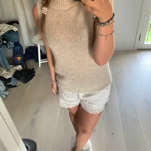 Stickad tröja  - Säljer nu denna tröja då den inte kommer till användning då jag har en liknande, den är i bra skick och knapt andvänd💓bara kontakta mig om nu undrar något💓bud om fler är intresserade💓