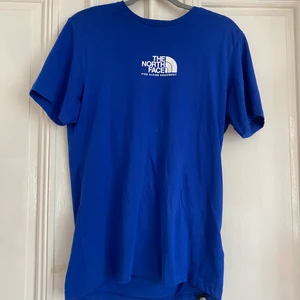The north face t-shirt - Riktigt blåmpassade inte mig bara. Fin aldrig andvänd faktikst👍