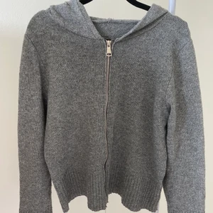 Stickad zip-up hoodie - Zip up hoodie! Väl använd men bra skick Skriv för fler bilder. ❤️❤️ Obs frakten är 57 kr!!