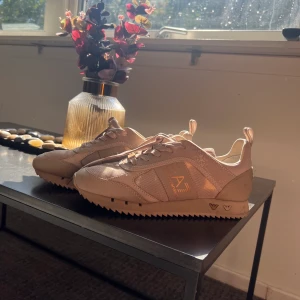 EA7 skor - Skit snygga och bekväma, råkade köpa storlek mindre därför säljer jag dem. Pris går att diskutera, knappt använda ser ut som nya.