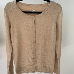 Stickad Kofta - Stickad beige kofta, bra skick!  Skriv för fler bilder. ❣️❣️ Obs frakten är 51 kr!!